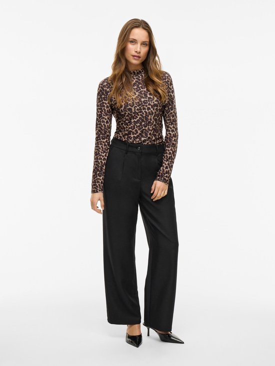 Dames T-shirt met lange mouwen en een bruin luipaardprint met hoge hals, gedragen met een zwarte broek.