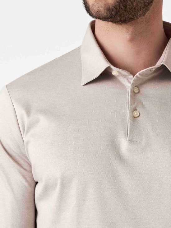 Close-up van de kraag en knopen van een beige longsleeve poloshirt.