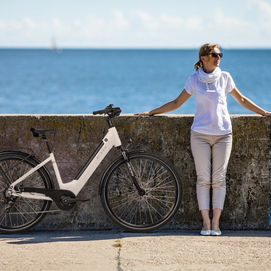 SAXXX E-Bike Stadsfiets 28 Inch - Actieradius tot 90 km - 468Wh Uitneembare Accu - 95% Voorgemonteerd - 250W Motor - ZOOM Mechanische Schijfremmen - Aluminium Frame - Shimano 7 Versnellingen - Wit — afbeelding 5
