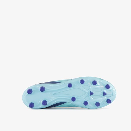 Onderkant van een blauwe voetbalschoen met lichtblauwe zool en noppen.
