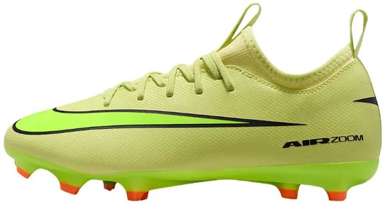 Gele Nike voetbalschoen met felgroene swoosh, zwarte tekst 'AIR ZOOM' en oranje noppen.