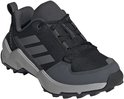 Zwarte Terrex wandelschoen met grijze accenten, grijze Adidas strepen op de zijkant en een dikke zool.