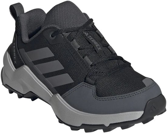 Zwarte Terrex wandelschoen met grijze accenten, grijze Adidas strepen op de zijkant en een dikke zool.