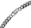 Close-up van de sluiting van een glanzende zilverkleurige schakelketting.