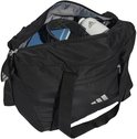 Zwarte sporttas met open rits, gevuld met sportartikelen. Adidas logo op de voor- en zijkant.