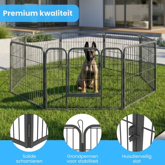 Zwarte metalen puppyren op gras, met een zittende hond, solide scharnieren, grondpennen voor stabiliteit en een huisdiervriendelijk slot.