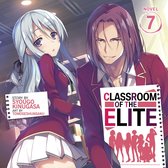 Lichte roman "Classroom of the Elite" deel 7, met een meisje met zilverwit haar en een jongen met bruin haar, beiden in schooluniformen.