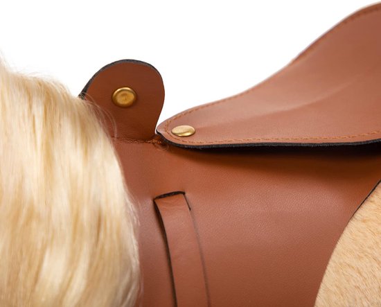 Close-up van een bruin leren paardzadel met goudkleurige knopen en een stukje blonde manen.