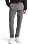 Man met grijze chino broek, bruine riem, zwart trui en witte sneakers.