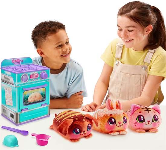 Jongen en meisje kijken naar een paars-turquoise oven met een bruine pluche donut erin. Drie pluche dieren liggen op de tafel: een hond, een konijn en een kat.