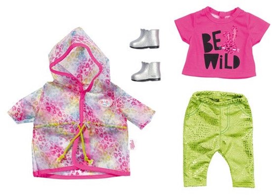 Baby born regenjas met luipaardprint, roze T-shirt 'BE WILD', knalgroene broek en zilveren laarsjes.