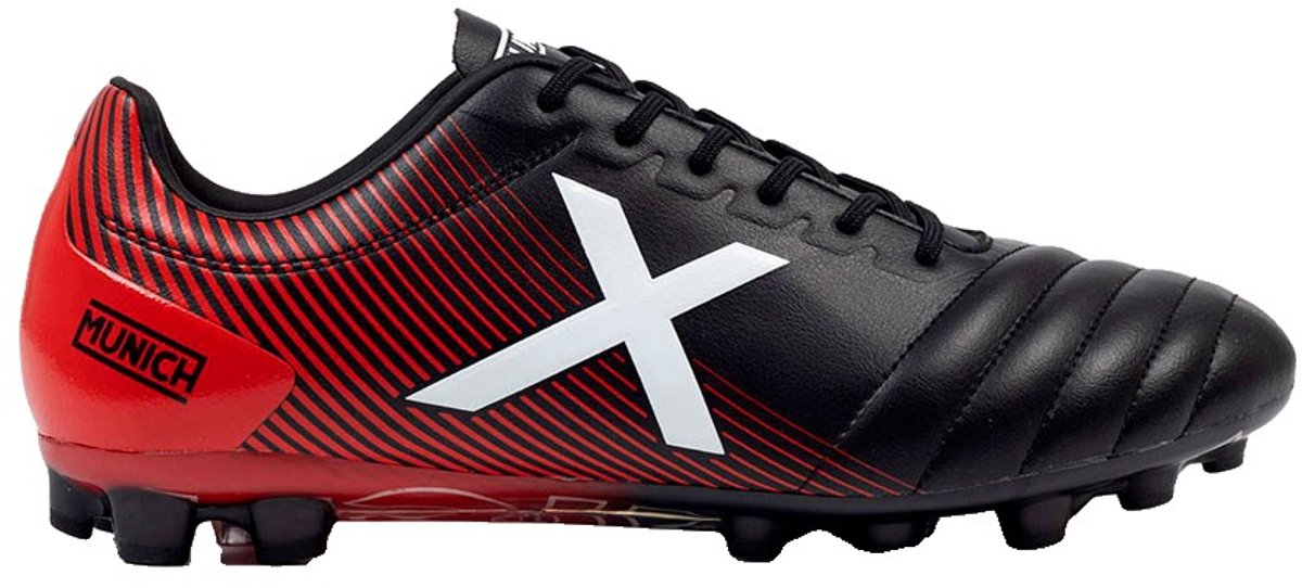 Zwarte Munich Arenga 315 voetbalschoenen EU 42 met rode en witte details, gemaakt van zacht PU en waterdichte coating.