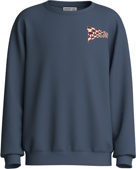 Blauwe sweater met geblokte vlag print op linker borst.