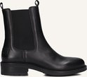 Zwarte Chelsea boot van leer met elastische zijkanten en een ronde neus. De laars heeft lusjes aan de achterkant en een klein logo op de zijkant.