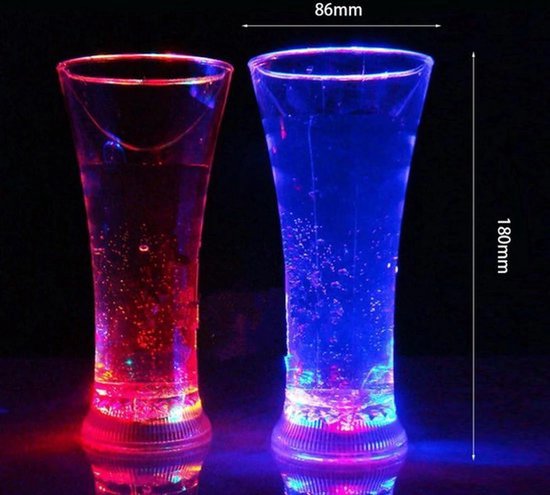 Deux verres à long drink éclairés de 180 mm de haut et 86 mm de large, l'un s'allumant en rouge et l'autre en bleu.