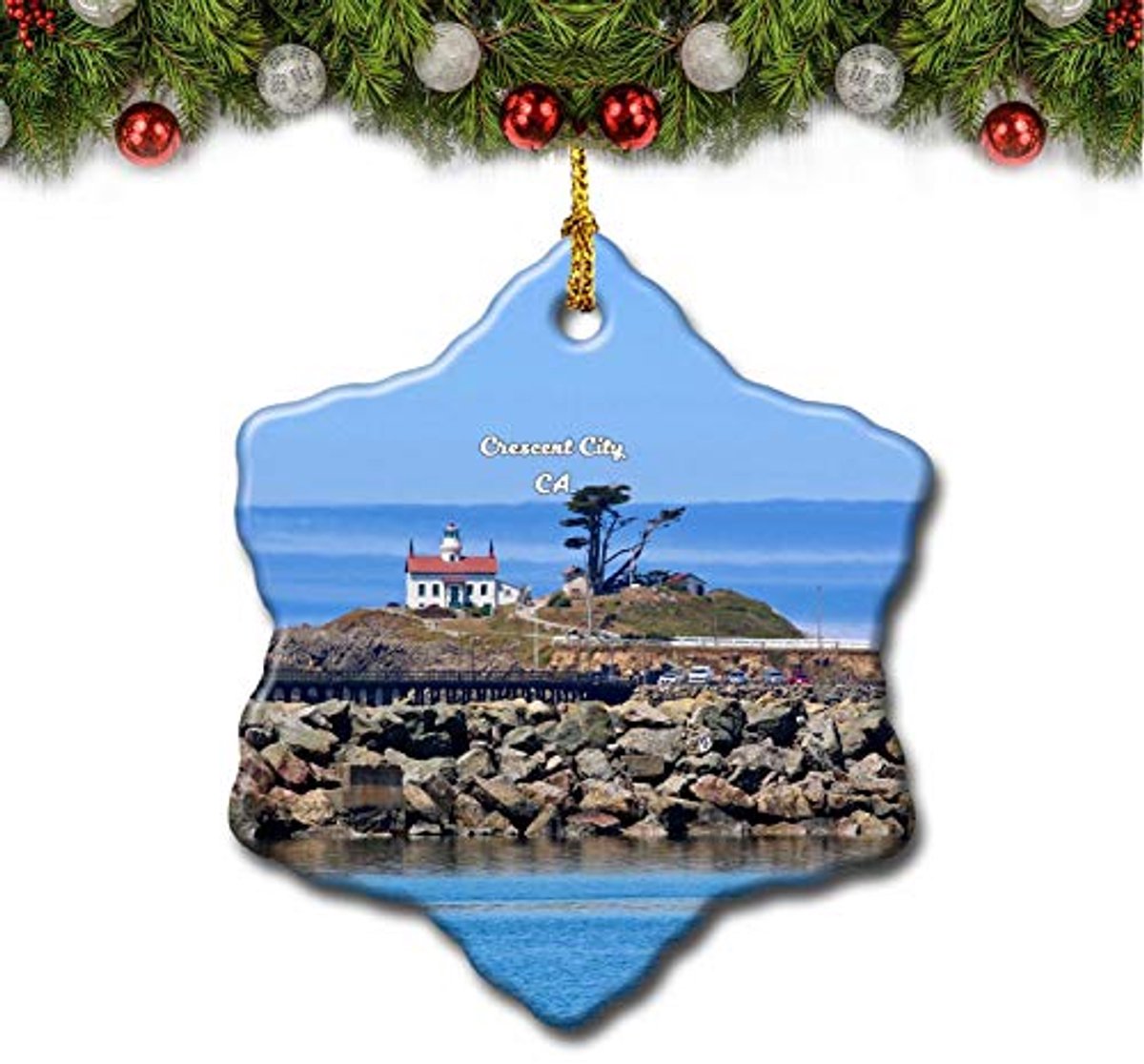 Kerstboom ornament van 7,5 cm hoog, gemaakt van porselein, met een vuurtoren als souvenir reizen cadeau.