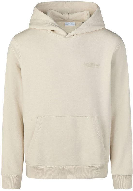 Beige hoodie met een kangoeroezak, een capuchon en een subtiele logoprint op de borst.