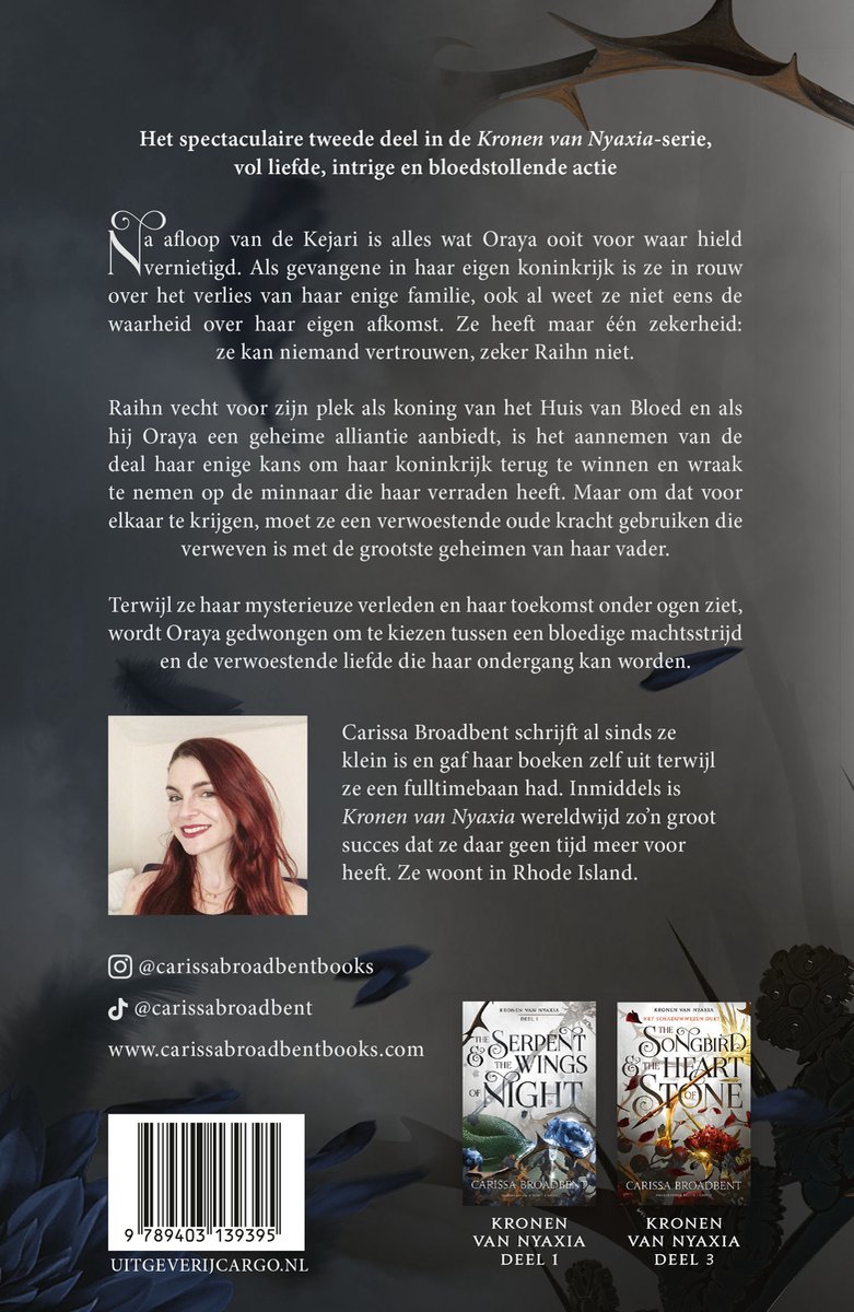 Achterkant van een boek met de tekst 'Kronen van Nyaxia', een foto van de auteur Carissa Broadbent en een deel van de serie.
