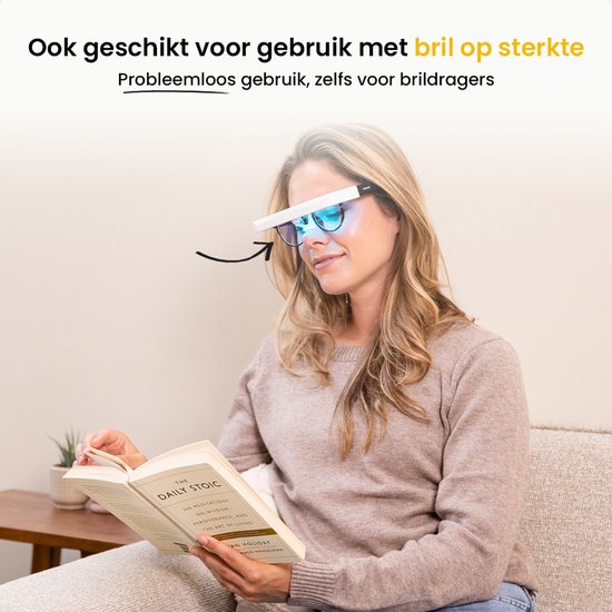 Vrouw met bril leest boek, draagt daglichtbril met witte band en blauwe ledlampjes.
