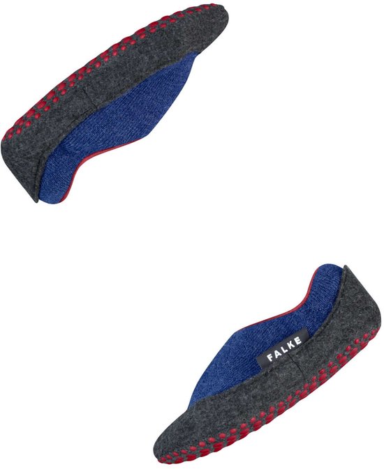 Twee blauwe en grijze Falke pantoffels met rode antislipnoppen.
