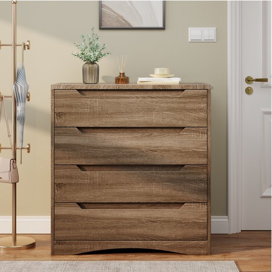 Commode marron à 4 tiroirs avec poignées découpées, dans un couloir près d'un porte-manteaux.