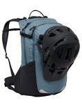 Blauwe rugzak met helmbevestiging en zwarte helm met oranje details.