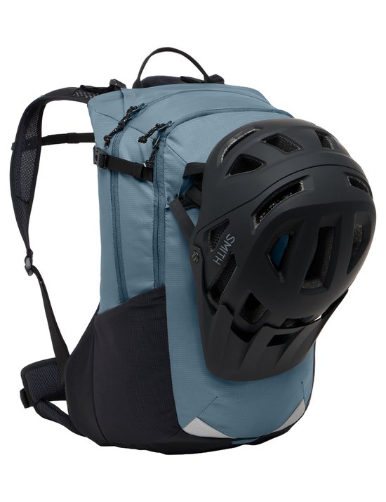 Blauwe rugzak met helmbevestiging en zwarte helm met oranje details.