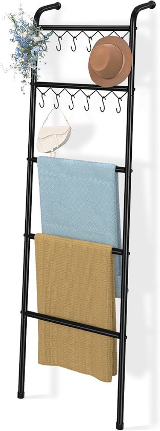 Zwarte ladder met 12 haken, met bruine hoed, witte handtas en blauwe en gele dekens.