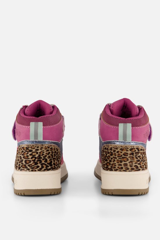 Achterkant van roze en paarse hoge sneakers met luipaardprint en logo op de zool.