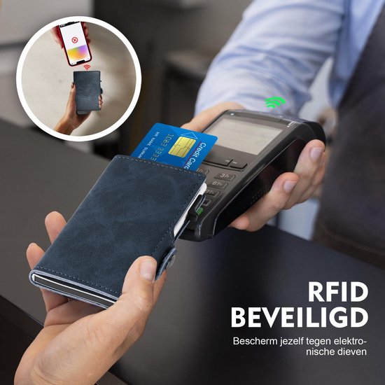 Blauwe pasjeshouder met creditcard die wordt betaald bij een betaalautomaat. RFID Beveiligd.