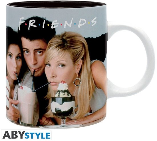 Kop met Friends-logo en acteurs die drankjes drinken. Monica, Joey en Phoebe. ABystyle logo.