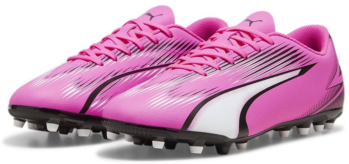 Roze Puma Ultra Play Mg voetbalschoenen in maat EU 44 1/2 met lichtgewicht synthetisch bovenwerk en opvallende printdetails.