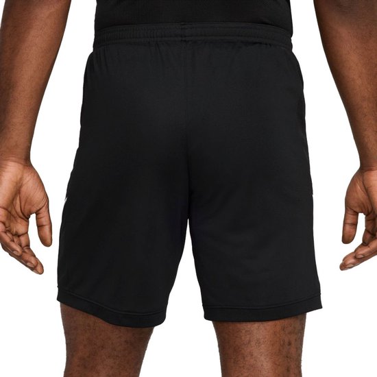 Zwarte Nike shorts met aan de achterkant een witte swoosh op de linker broekspijp.