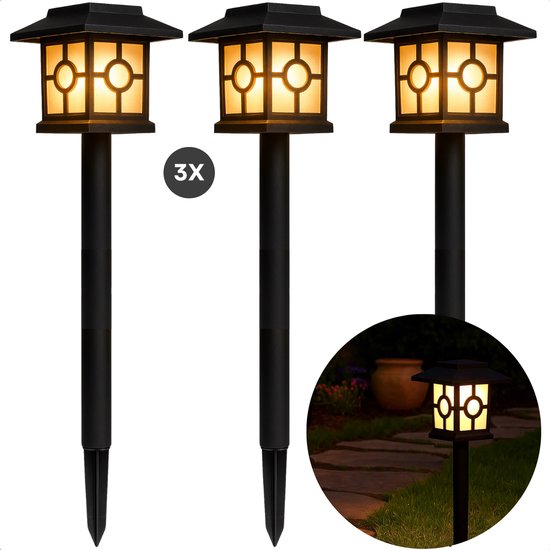 Drie zwarte solar tuinlampen met vierkante, verlichte kappen.