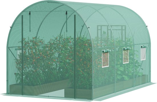 Groene boogkas met een houten plantenbak vol tomatenplanten, met haken voor planten.