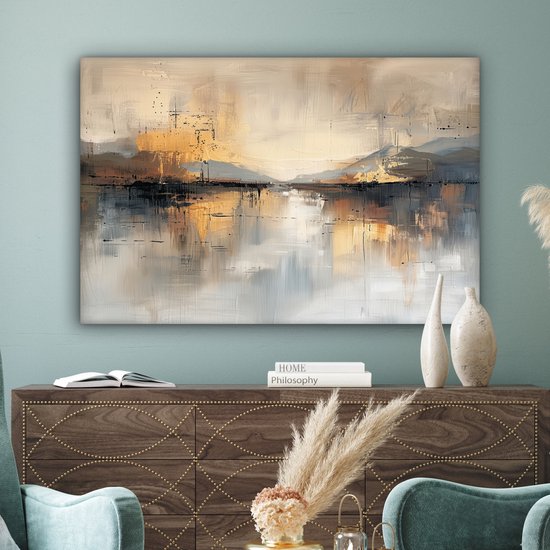 Abstract schilderij met gouden, beige, grijze en zwarte tinten, hangend boven een dressoir met vazen en boeken.