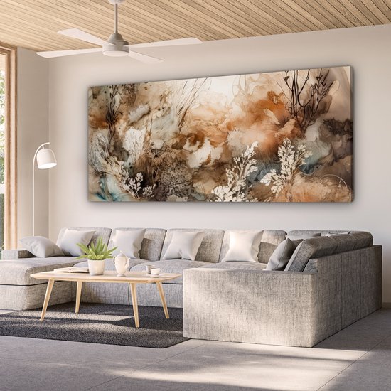 Abstract schilderij in beige, bruin en wit met bloemachtige en takvormige details. Hangt boven een bank in een lichte woonkamer met grijze vloer.