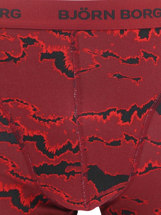 Detail van een rode Björn Borg boxer met zwart patroon en rode tailleband.