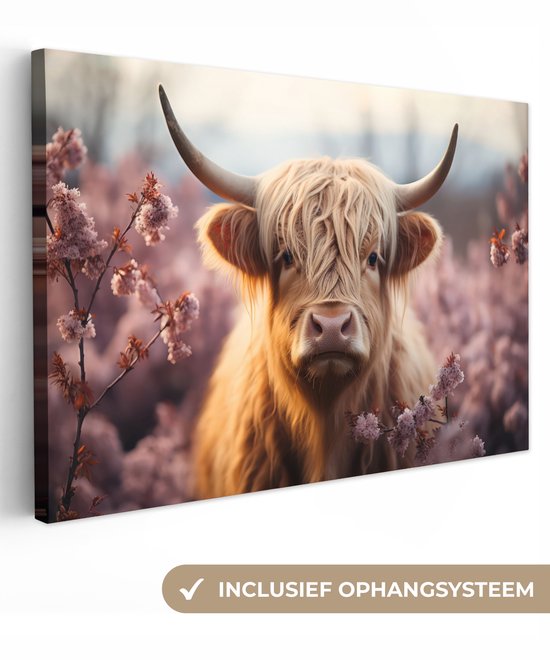 Een Schotse hooglander met blonde vacht en grote hoorns, omringd door roze bloesems.
