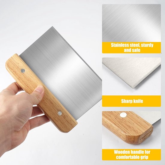 Hand die roestvrijstalen deegschraper met houten handvat vasthoudt, met details over materiaalkwaliteit.