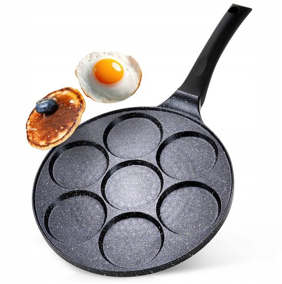Grijze koekjespan met 7 ronde holtes, met een spiegelei en pannenkoek erop.