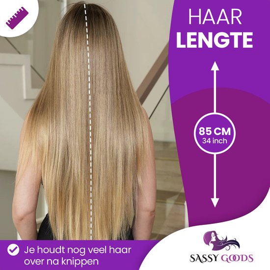 Achterkant van lang, steil, blond haar van 85 cm (34 inch) lang. Tekst: 'Haar lengte 85 cm (34 inch)'.