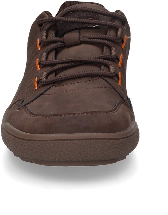 Sneaker marron avec lacets et surpiqûres orange, la partie avant montre le bout de la chaussure.