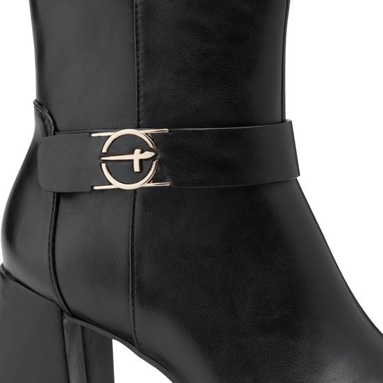 Detail van zwarte enkellaars met gesp en goudkleurig logo op de band.