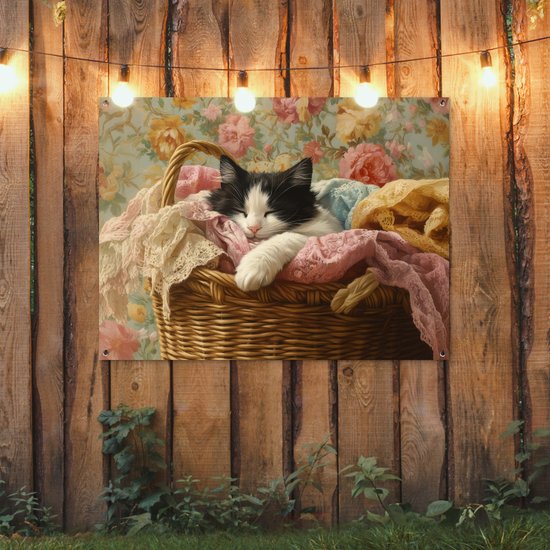 Tuinposter 120x90 cm - Tuindecoratie Kat - Bloemenprint - Rieten mand - Poster voor in de tuin - Buiten decoratie - Schutting tuinschilderij - Tuindoek muurdecoratie - Wanddecoratie balkondoek