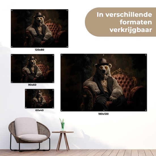 Tuinposter 90x60 cm - Tuindecoratie Ijsbeer - Hoed - Bril - Stoel - Poster voor in de tuin - Buiten decoratie - Schutting tuinschilderij - Tuindoek muurdecoratie - Wanddecoratie balkondoek