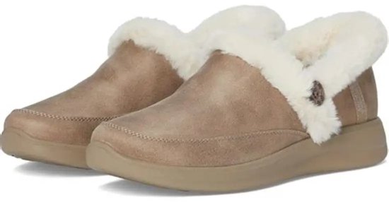 Paar taupe pantoffels met witte, fluffy voering en een knoopdetail.