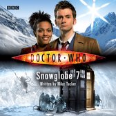 Doctor Who: Snowglobe 7 met de tiende Doctor en Martha Jones voor een politiebox in een besneeuwde omgeving.
