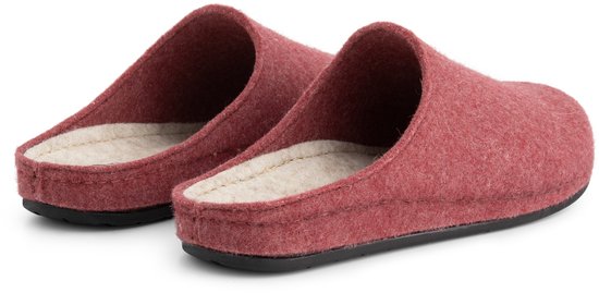 Achter- en binnenaanzicht van rode wollen pantoffels met een crèmekleurige voering.