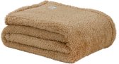 Beige teddy fleece plaid, opgevouwen, met label.